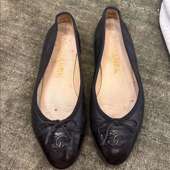 CHANEL Black Lambskin Ballet Flats with Patent Toe and CC Medallion - Picture 8 of 10